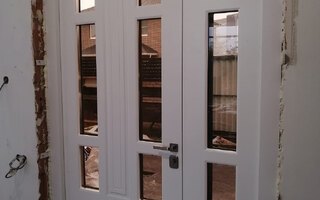 стальная двустворчатая дверь со стеклопакетами и стучалкой, отделка МДФ