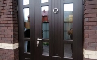 стальная двустворчатая дверь со стеклопакетами и стучалкой, отделка МДФ - фото с места установки