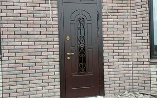 дверь стальная с верхней фрамугой для загородного дома