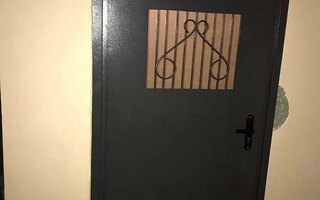 тамбурная стальная дверь со смотровым окном