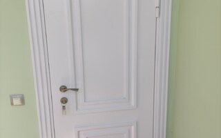 металлическая трёхконтурная дверь с отделкой белым МДФ и одним замком